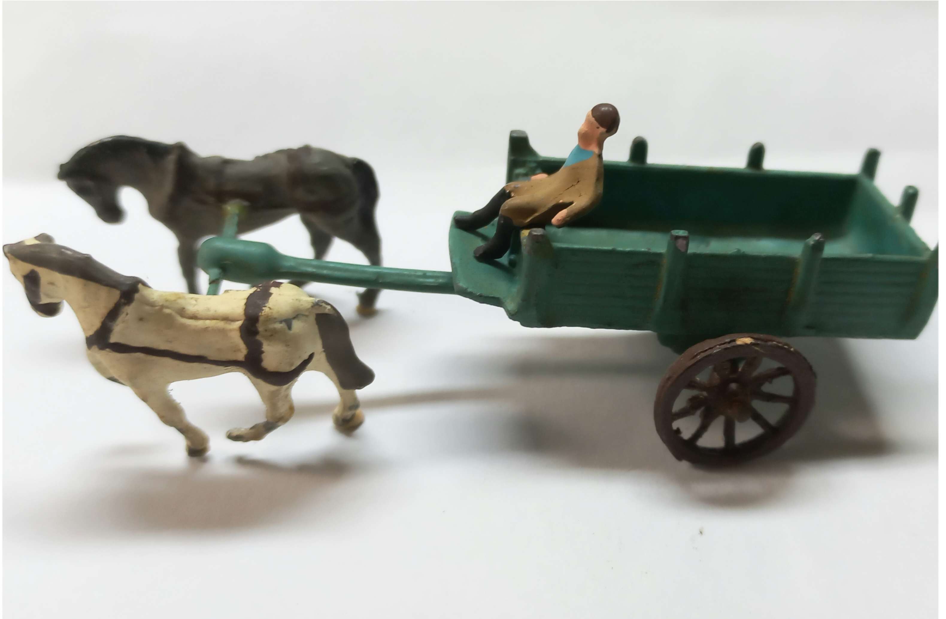 Carroça  com Cavalos HO (Metal) Modelo Antigo