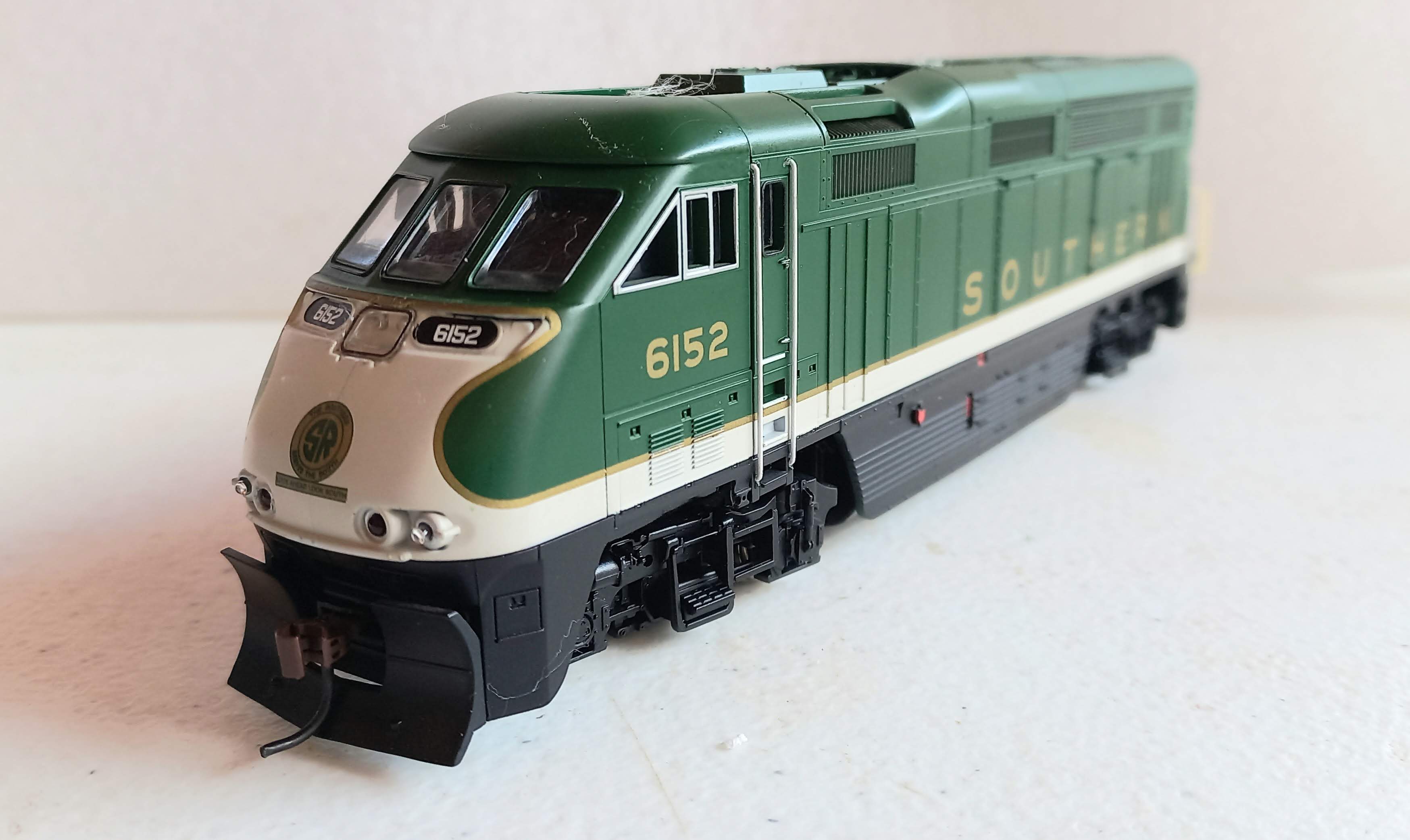 *Athearn Locomotiva a diesel  26344 HO Southern Railway Fantasy F59PHI #6152 SEMI NOVA