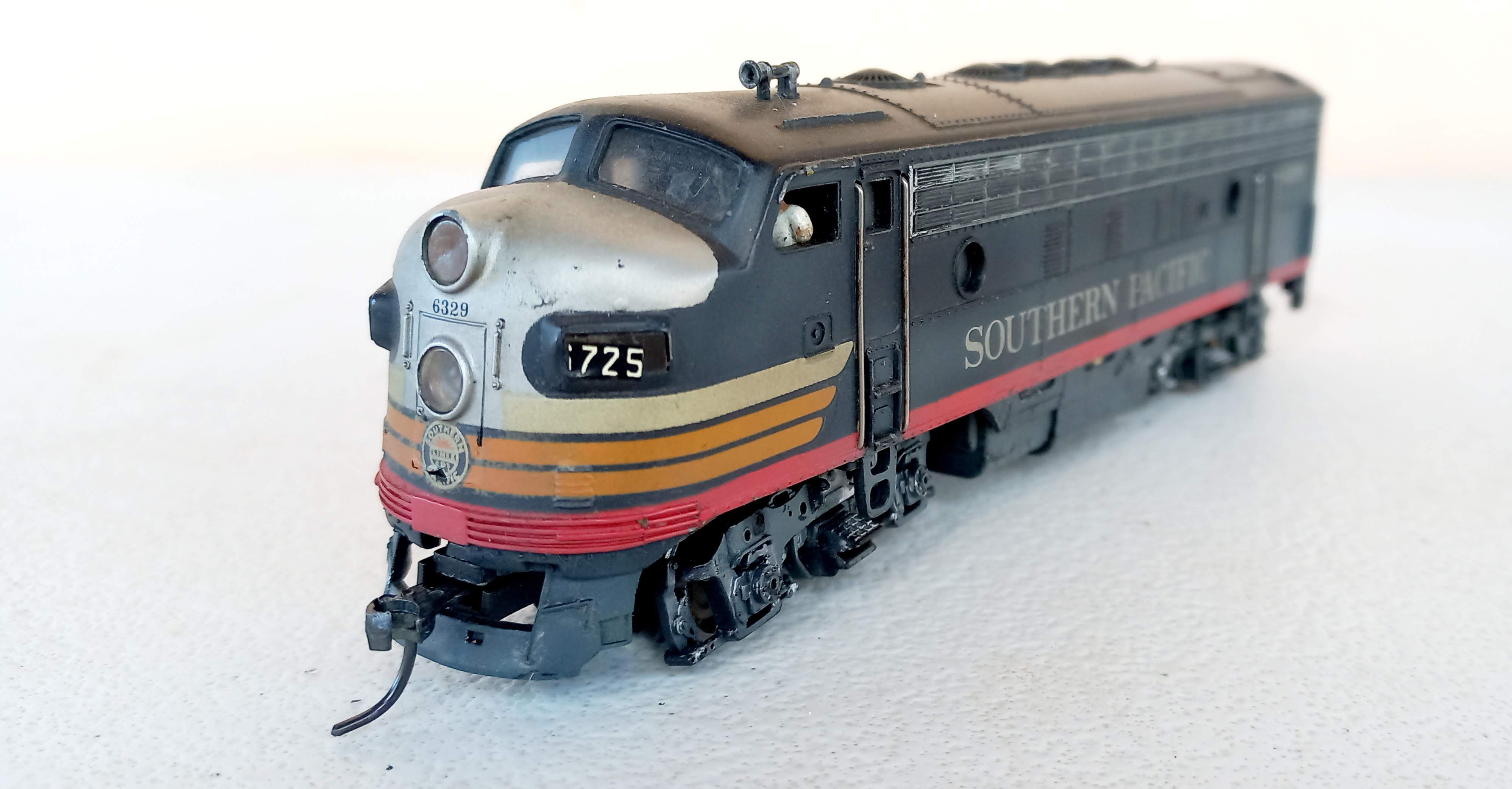 Athearn - Locomotiva F7 A Southern Pacific #6329 CARROCERIA DE METAL  - (USADA)