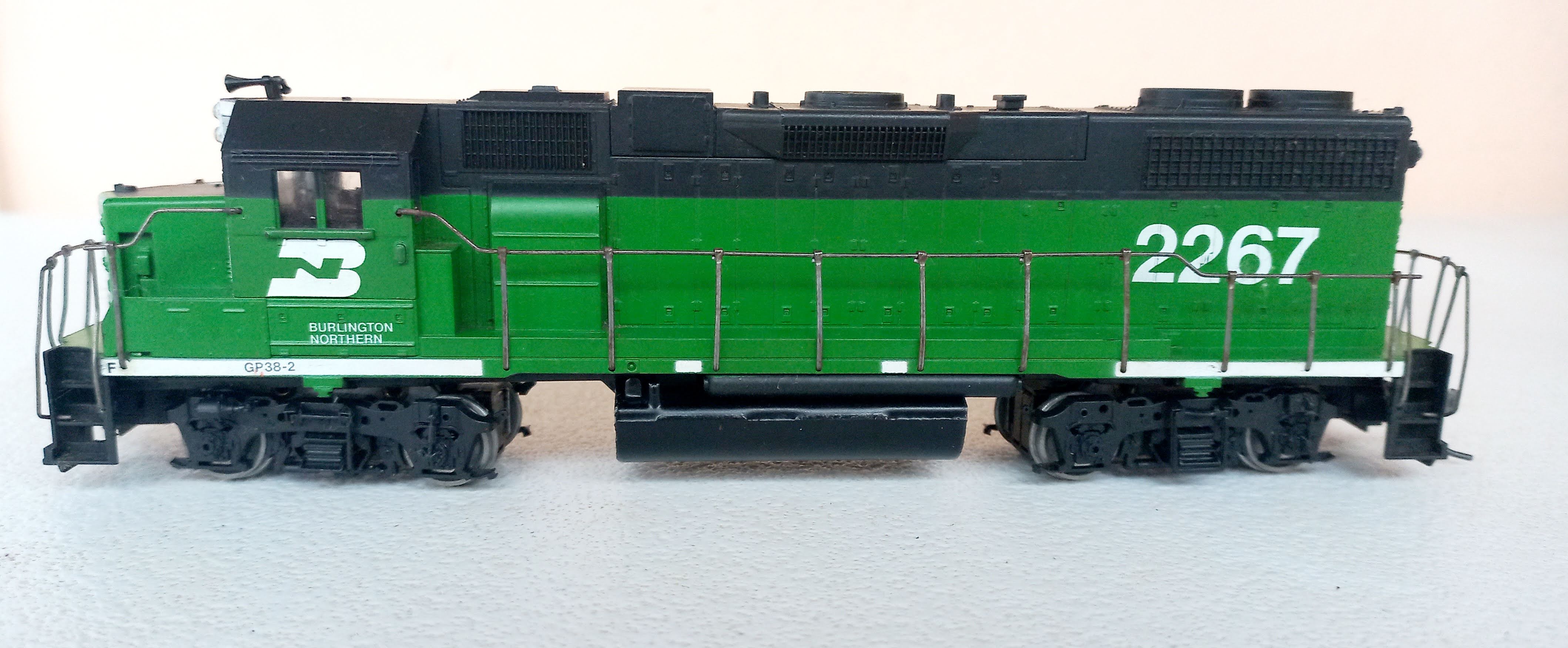 Athearn - Locomotiva GP 38-2 Burlington Northern #2267