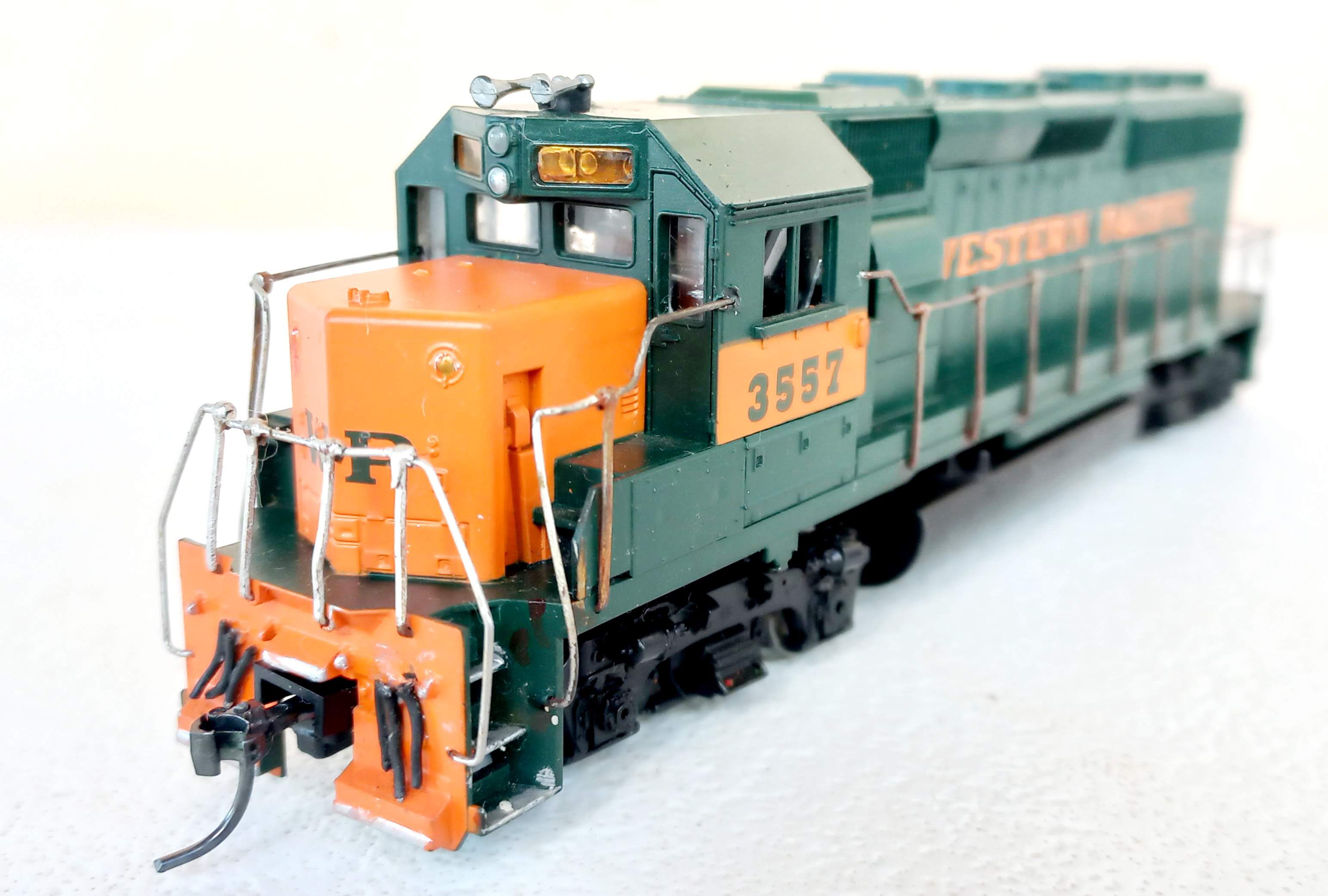 Athearn - Locomotiva GP 40-2 Western Pacific #3557  Revisada com Engate Kadee