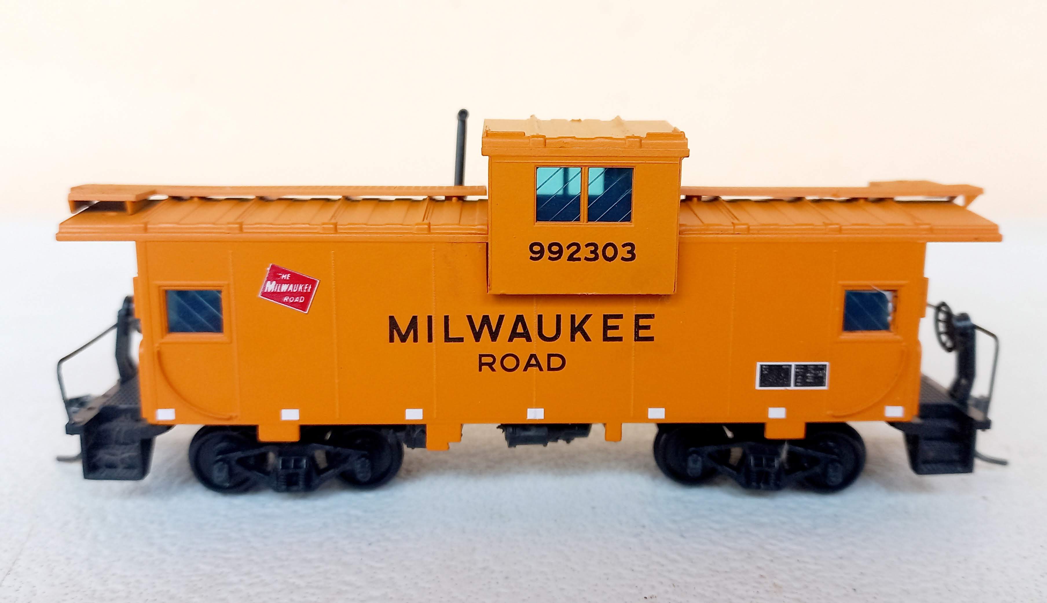 Athearn - Vagão Caboose Milwaukee Road Com engate kadee.
