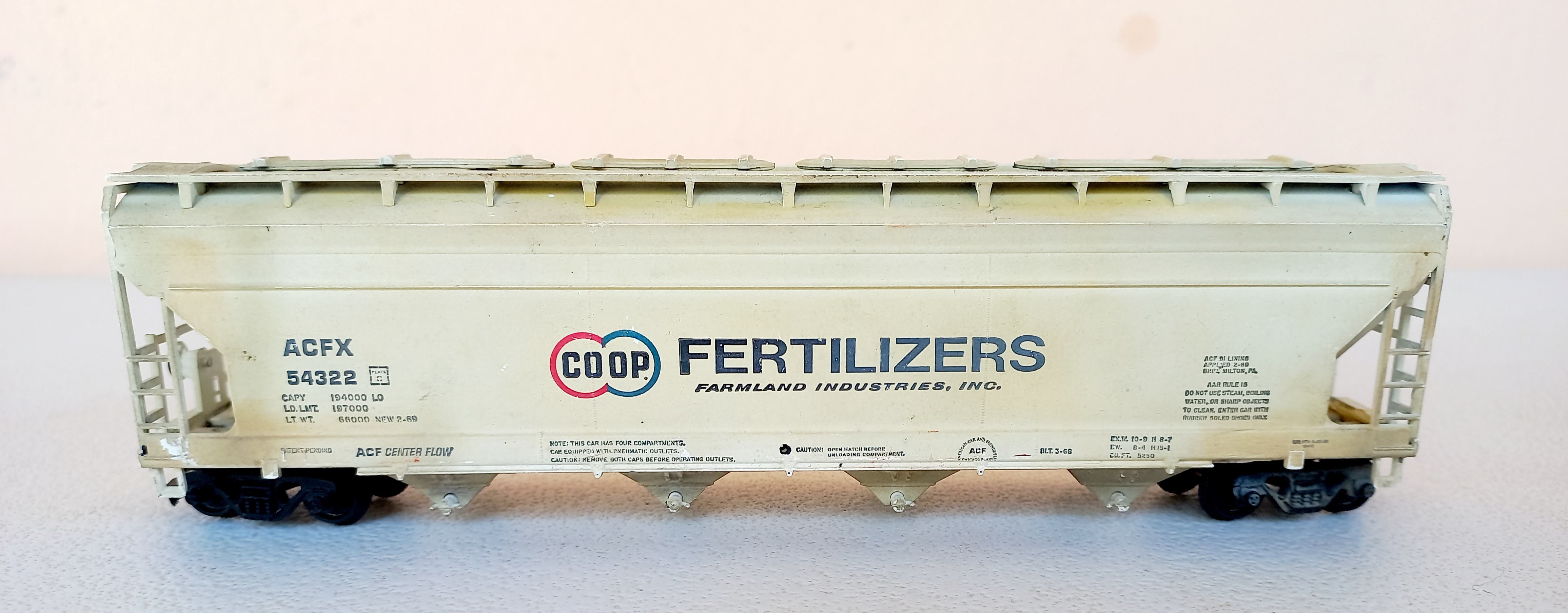 Athearn - Vagão Hopper Fechado COOP Fertilizers #54322 (ENVELHECIDO)