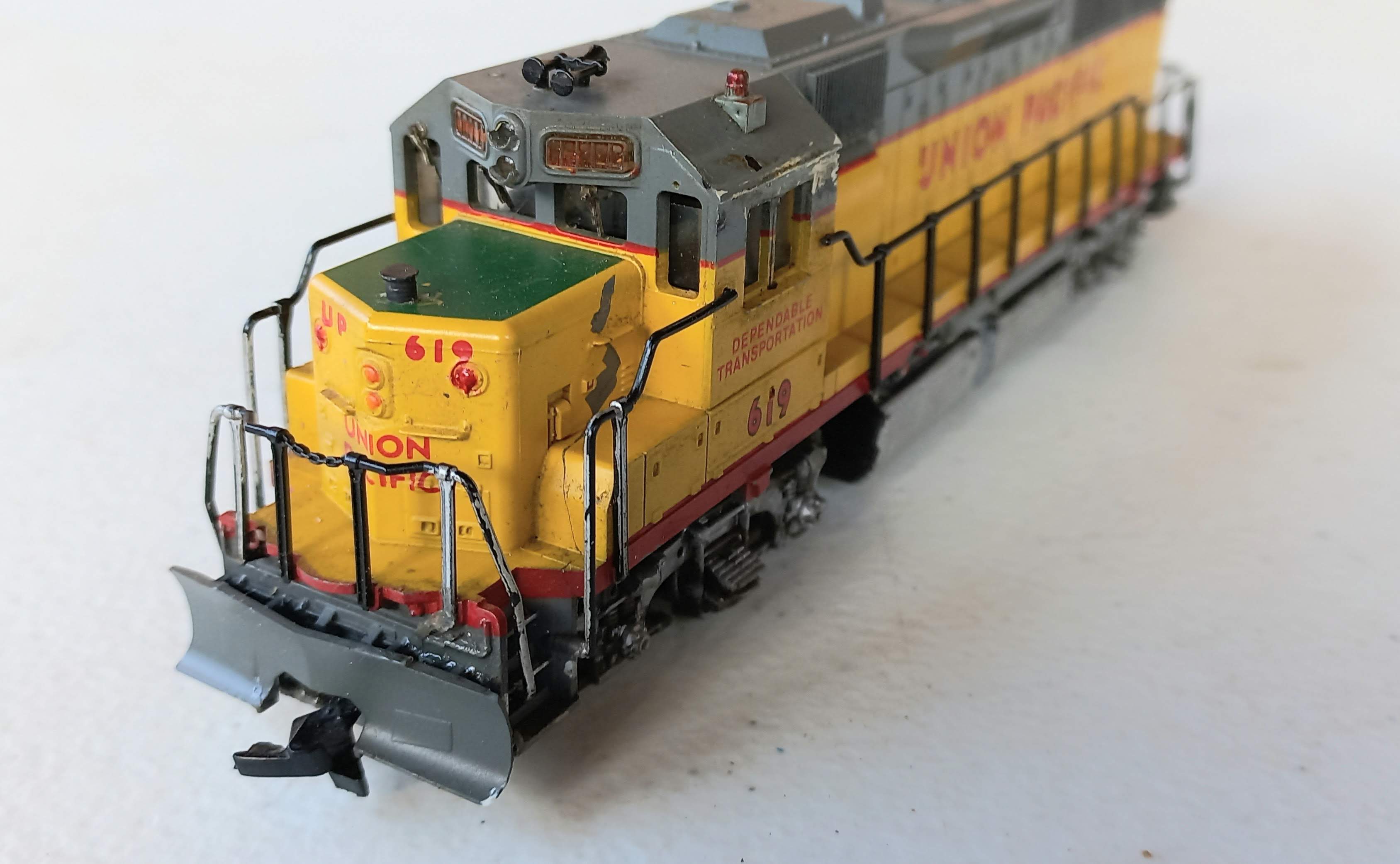 Atlas- Locomotiva GP 40 Union Pacific #619 , Mecânica 100%, carroceria com avarias