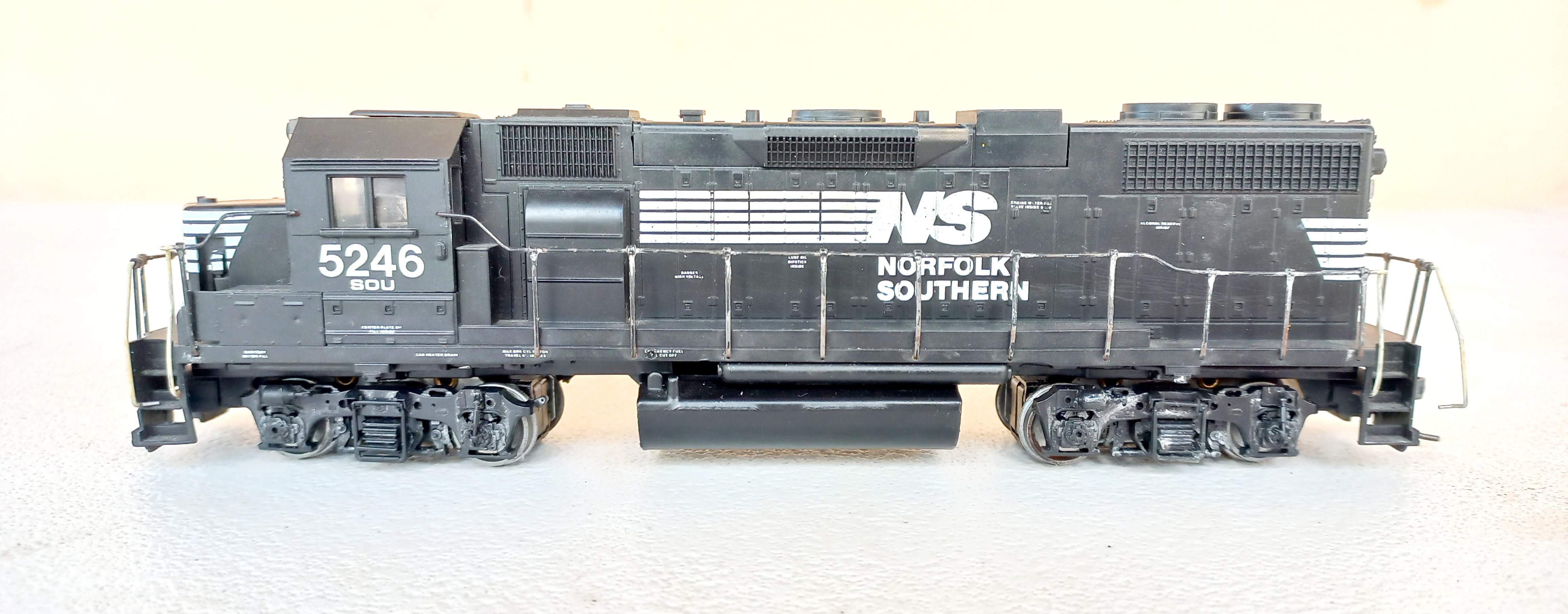 Athearn - Locomotiva EMD GP 38-2 Norfolk Southern # 5246 com engate Kadee
