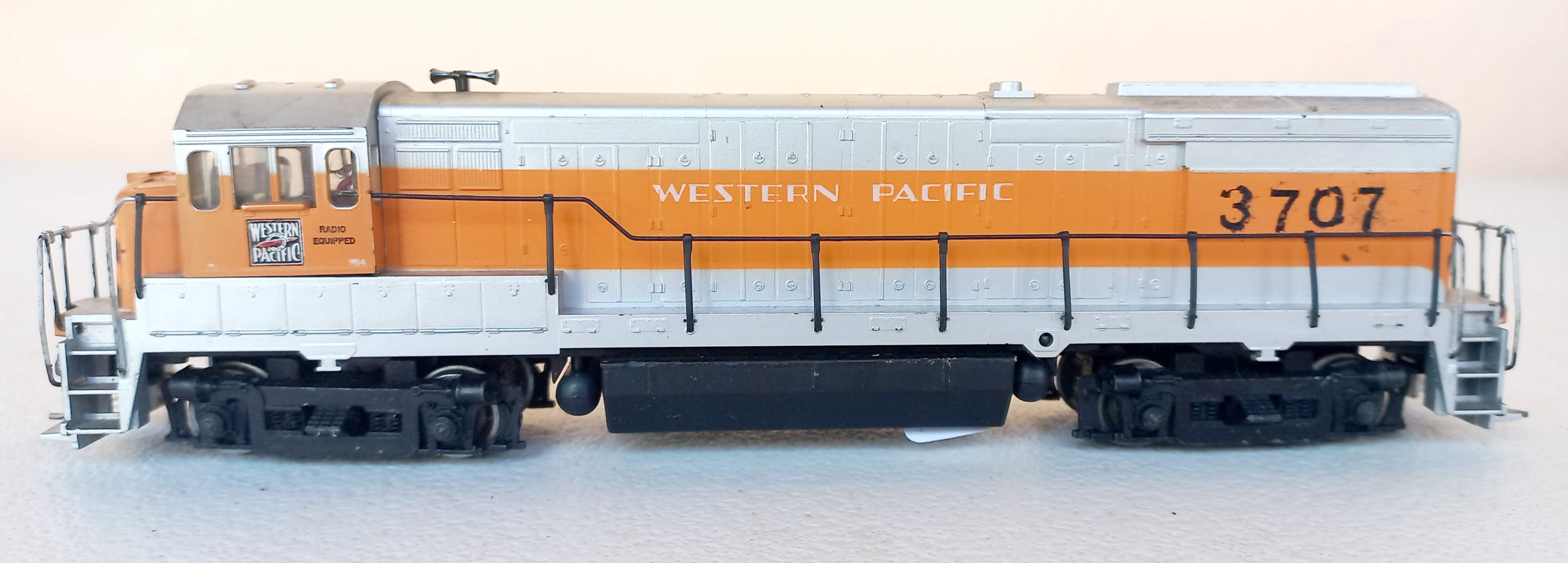Athearn - Locomotiva U30 B Chessie System # 8212 USADA