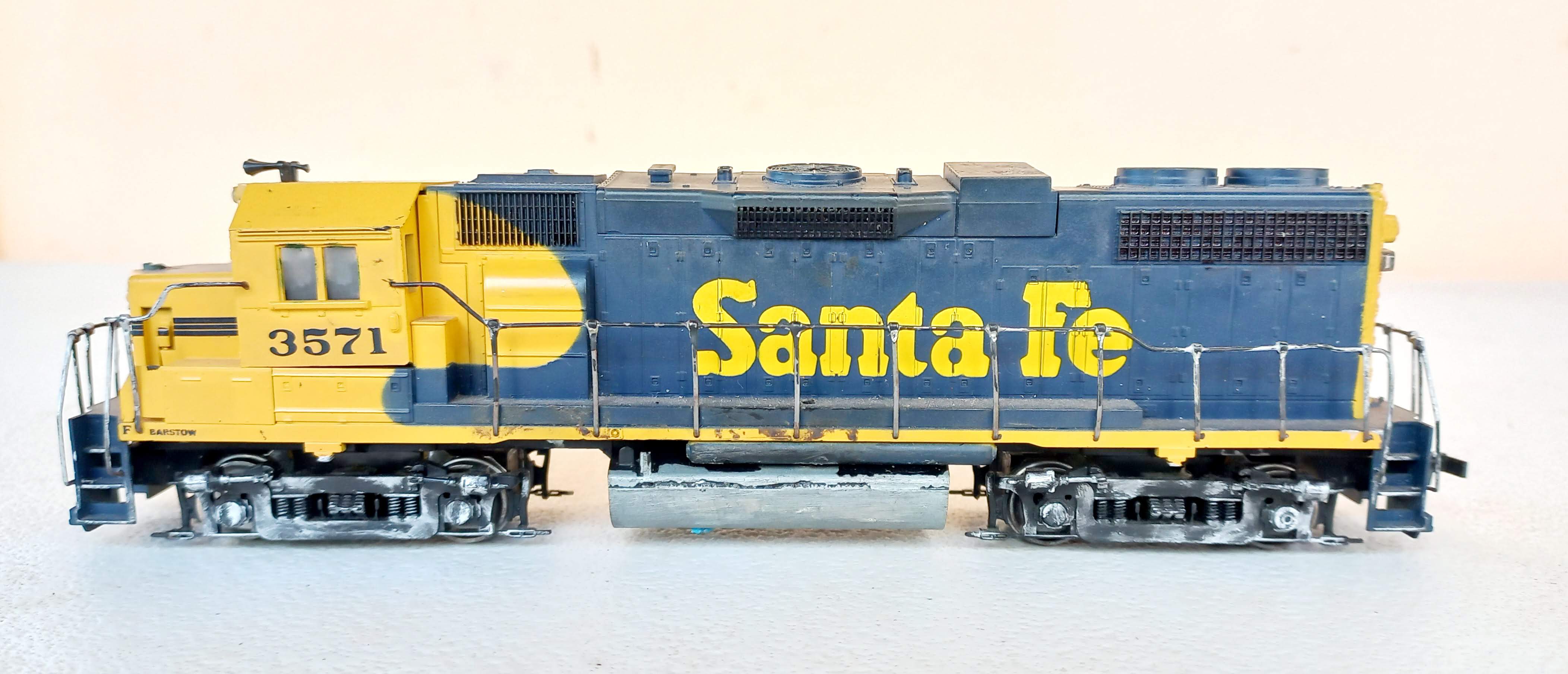 Athearn - Locomotiva EMD GP 38-2 Santa Fé #3571 com engate Kadee