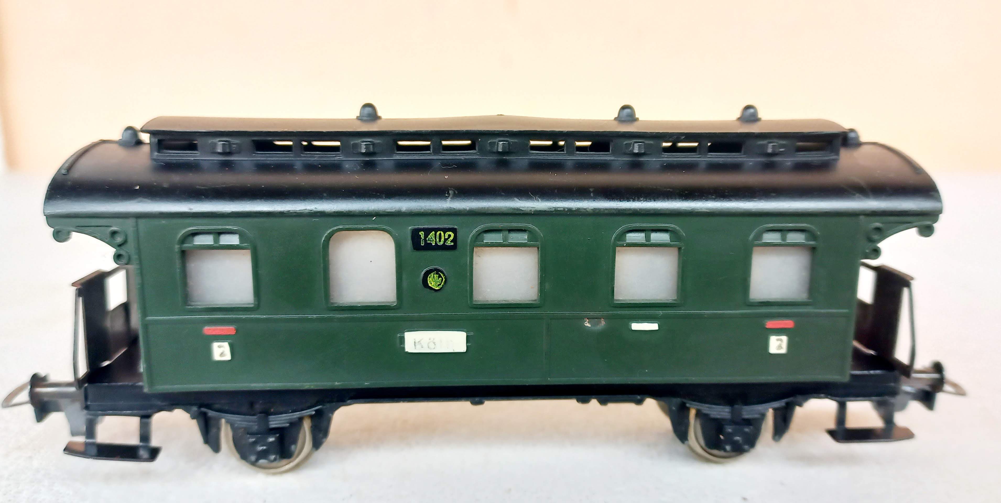 Fleischmann H0 1402 - Carro de passageiros antigo (3ª classe) KPEV (anos 60) - Com Engates NEM