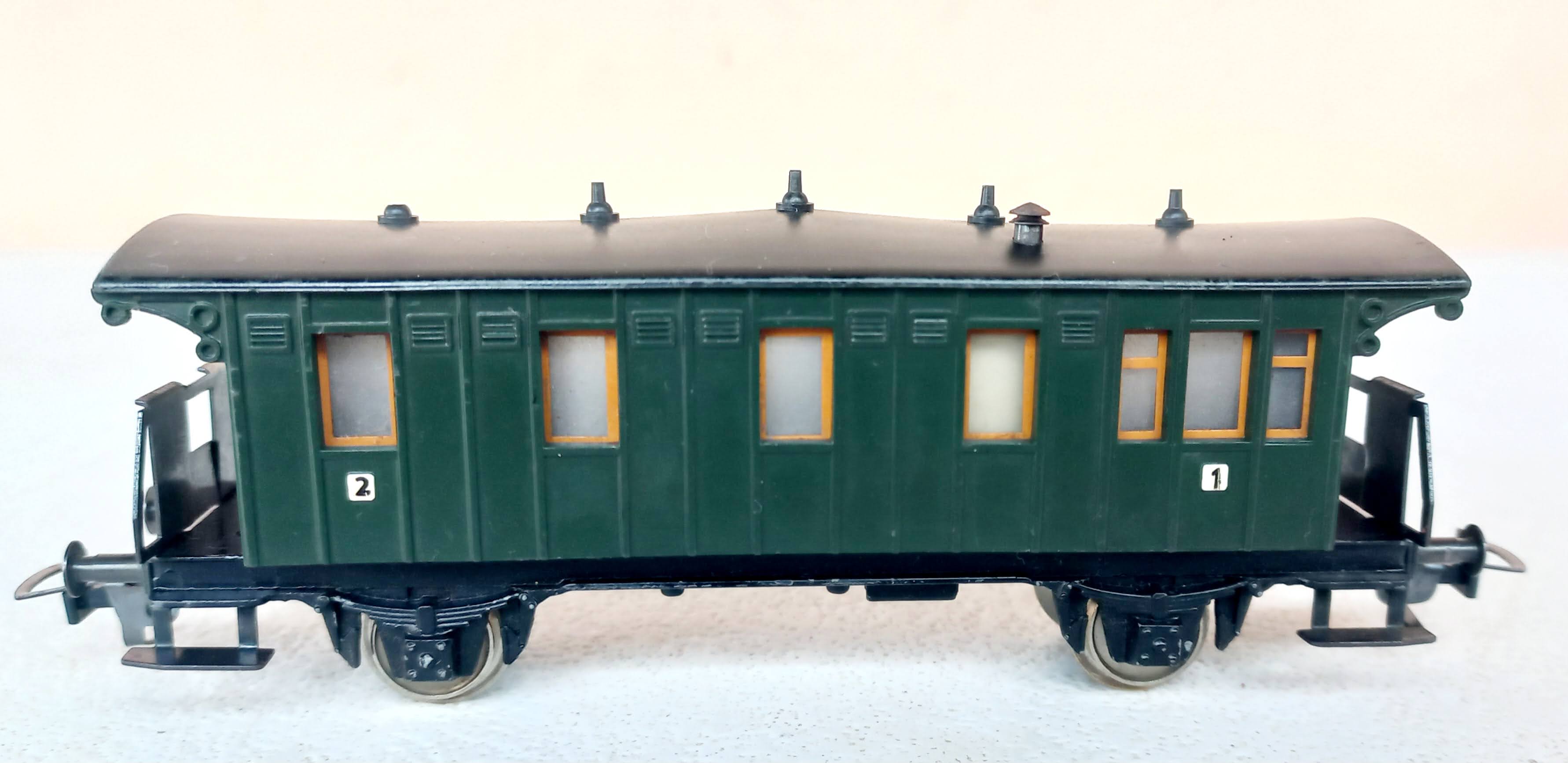 Fleischmann H0 1401  - Carro  de passageiros 2ª/3ª classe verde   KPEV (anos 60) - Com Engates NEM