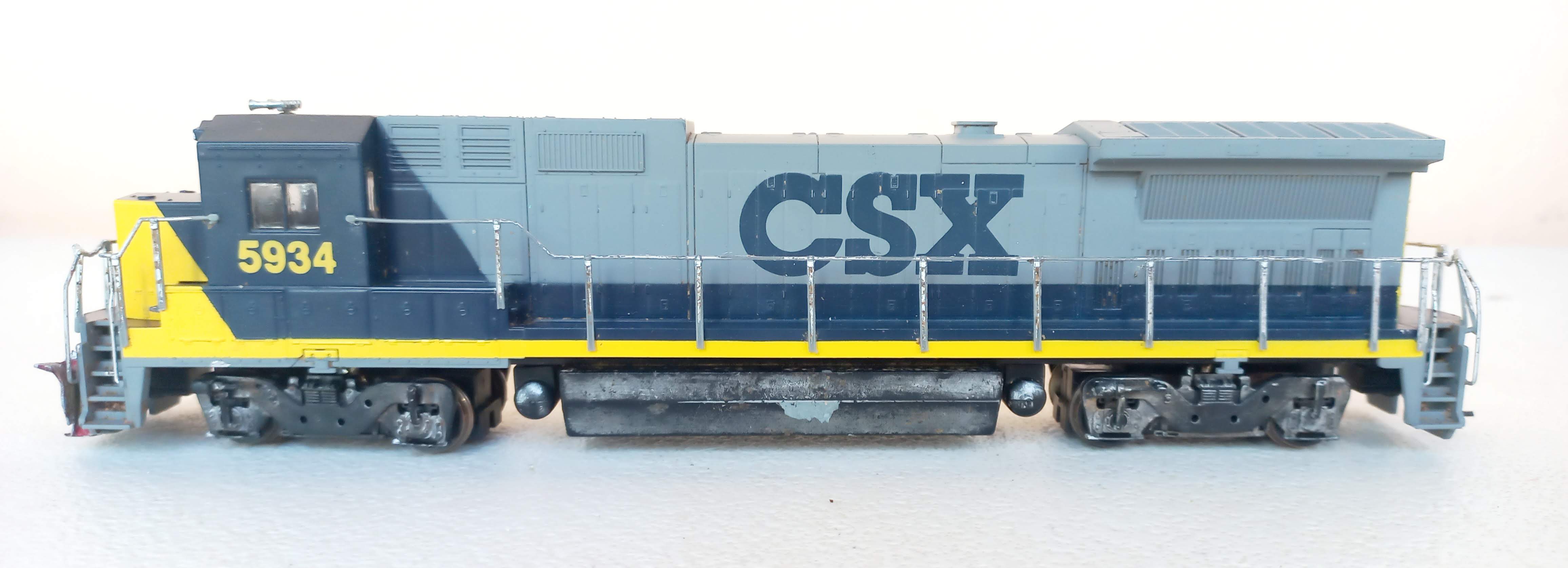 Walthers - Locomotiva GE Dash 8-40B CSX #5934 - USADA