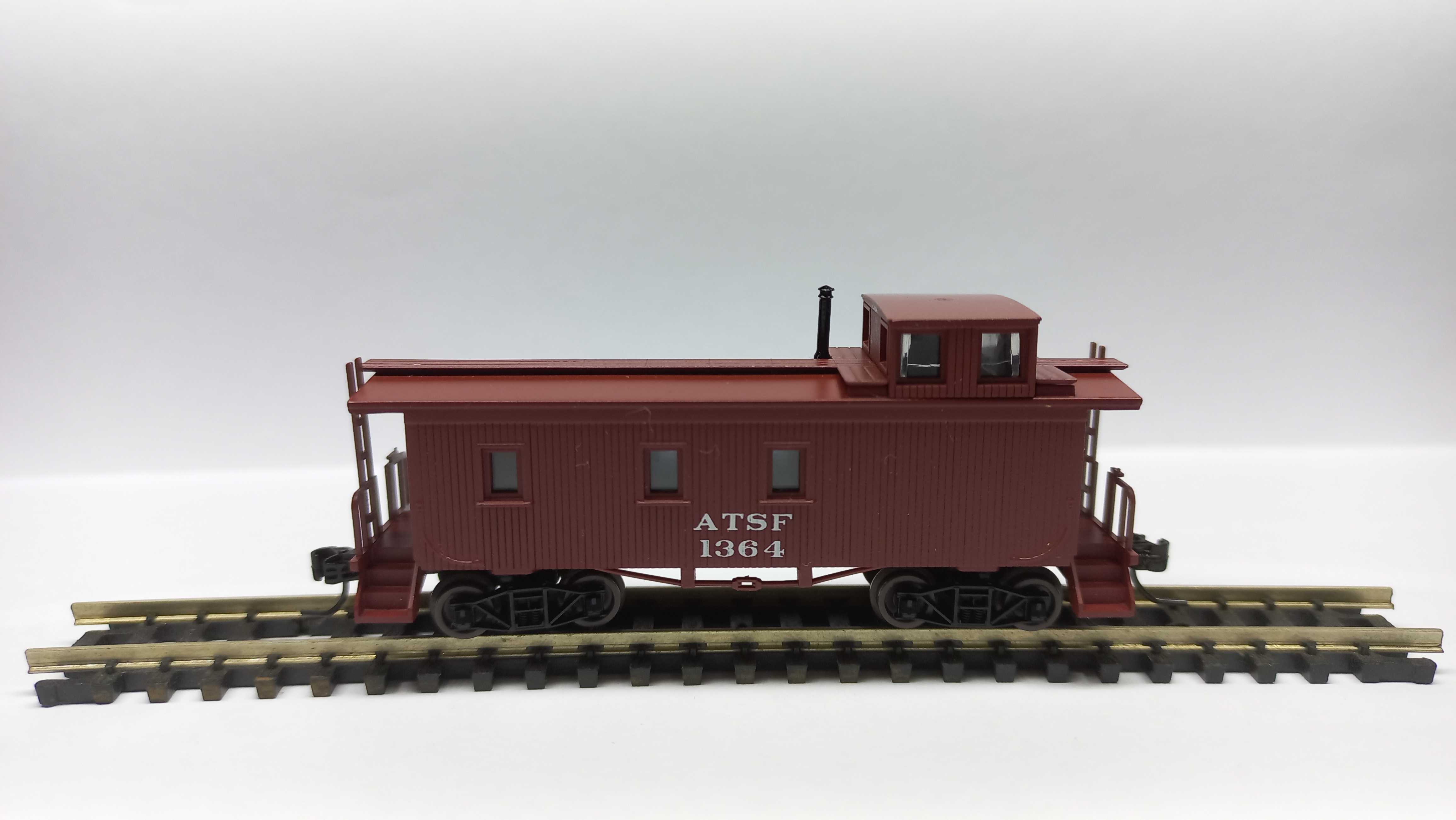 ATHEARN  11514  34' WOOD SHEATHED  CABOOSE AT&SF #1364 1:160
