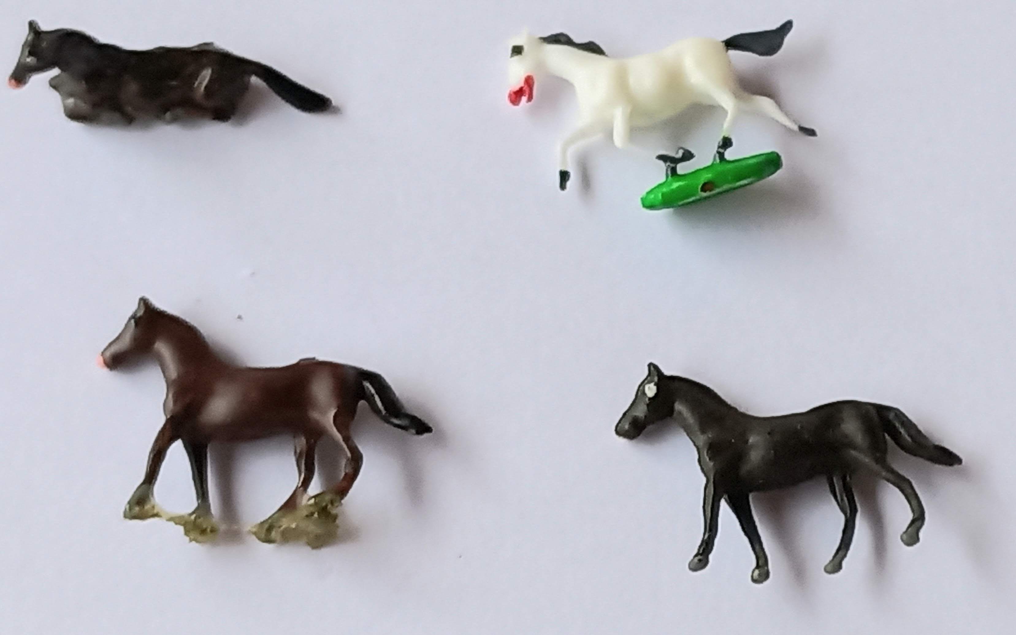 Conjunto de 4 Cavalos Preto e Branco 'N'1:160 USADOS