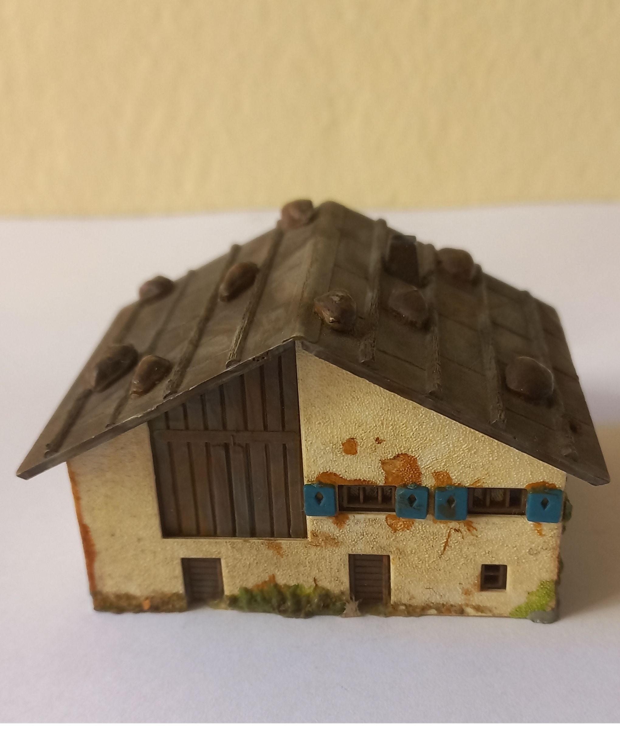 Edificação Montada "N" Casa de telhado com Pedras - Usada