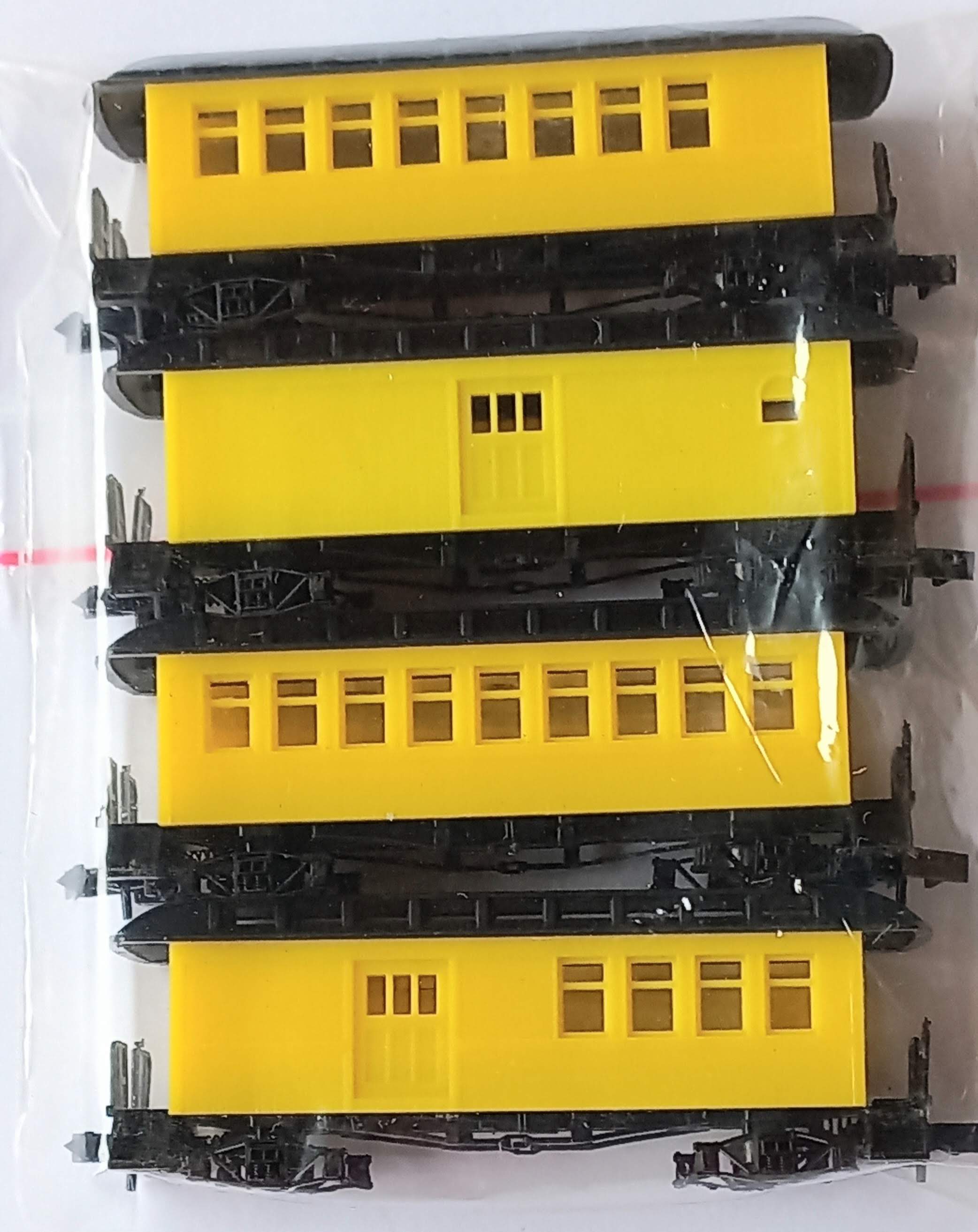 "OFERTA" de 4 Carros de Passageiros Antigos Amarelos, sem as rodas