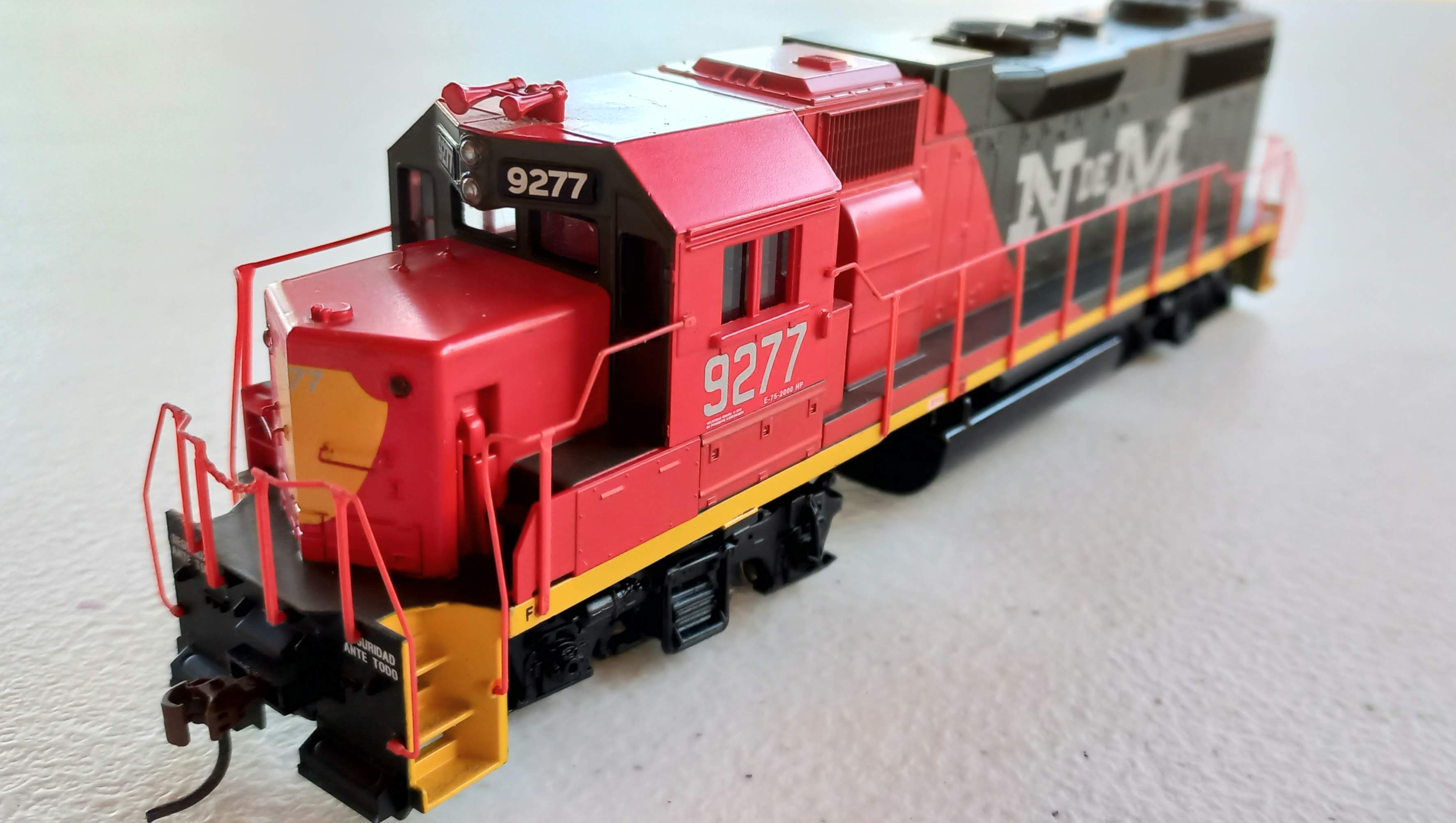 Athearn 78897 - Locomotiva GP-38-2 Nacionales de Mexico #9277 com DCC