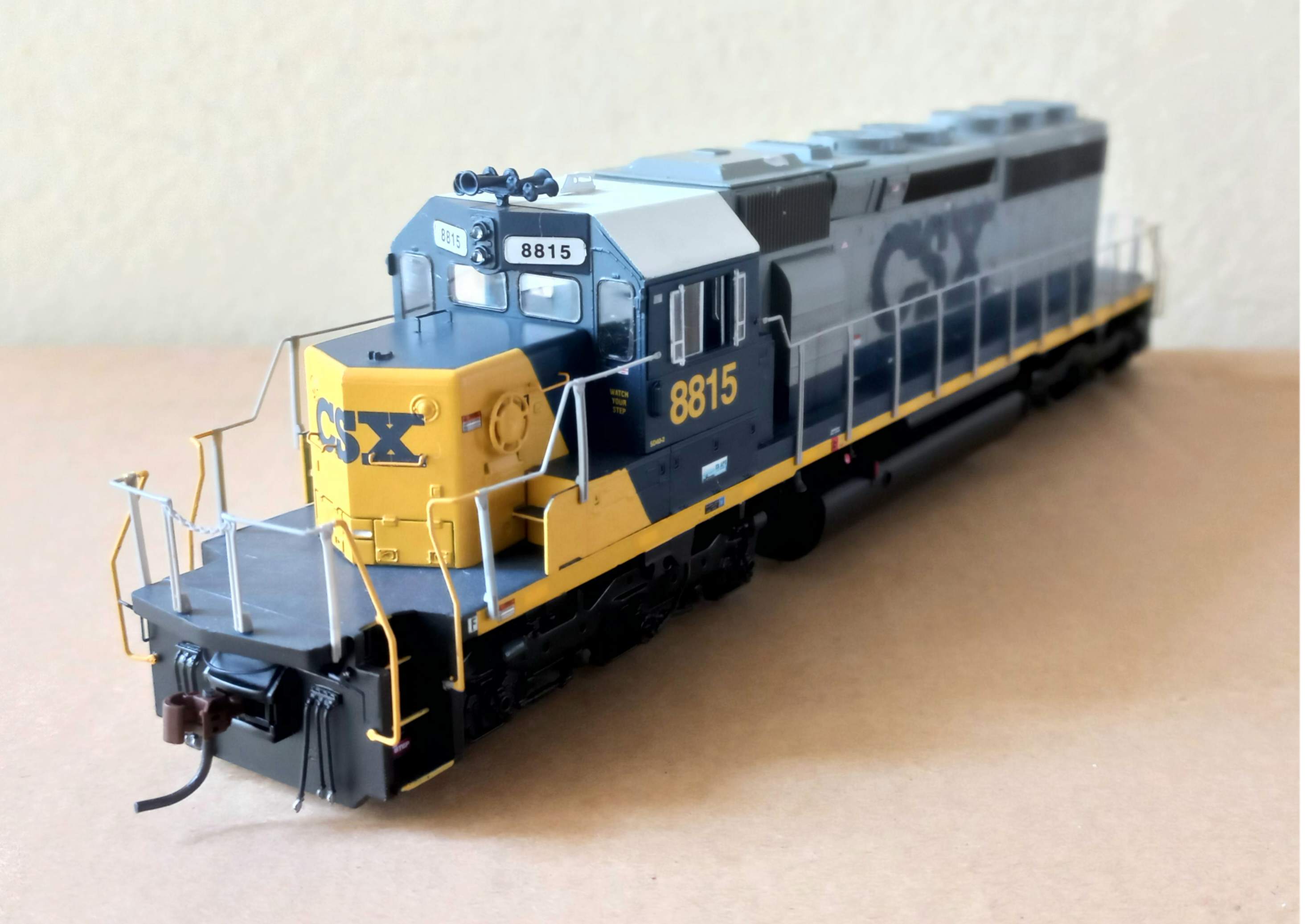 Athearn 95186- Locomotiva SD40-2 CSX #8815