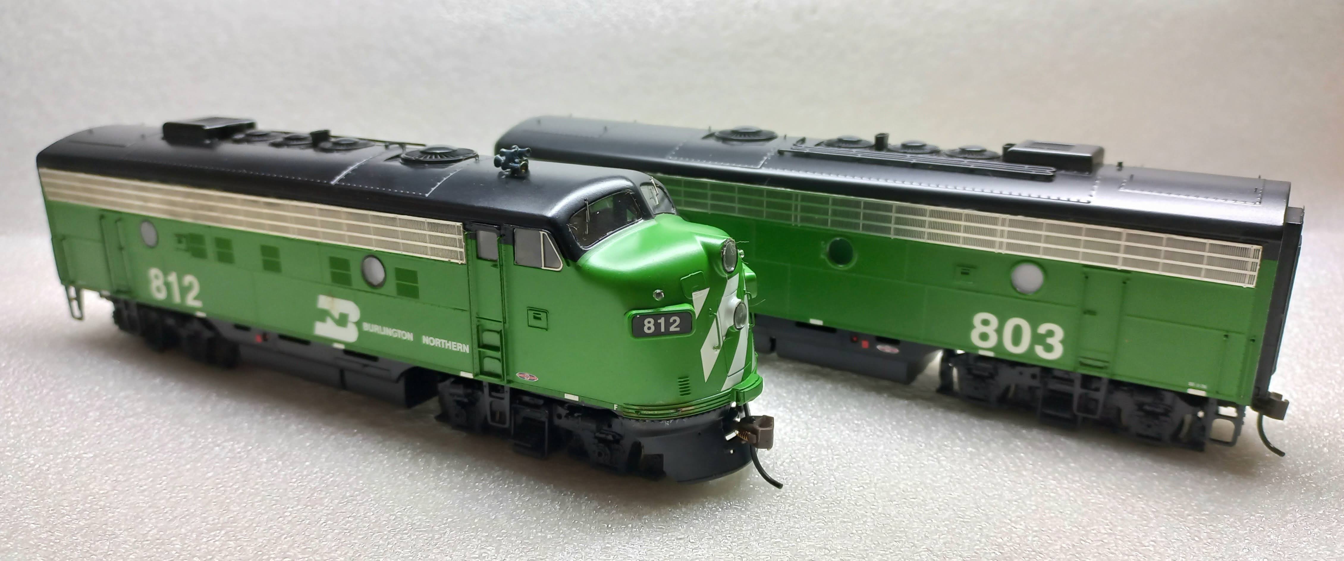 Athearn Genesis HO Locomotiva SEMI NOVAS  EMD F9A+B Burlington Northern  #812/#803 com  DCC & Som - Unidade A SEM CAIXA