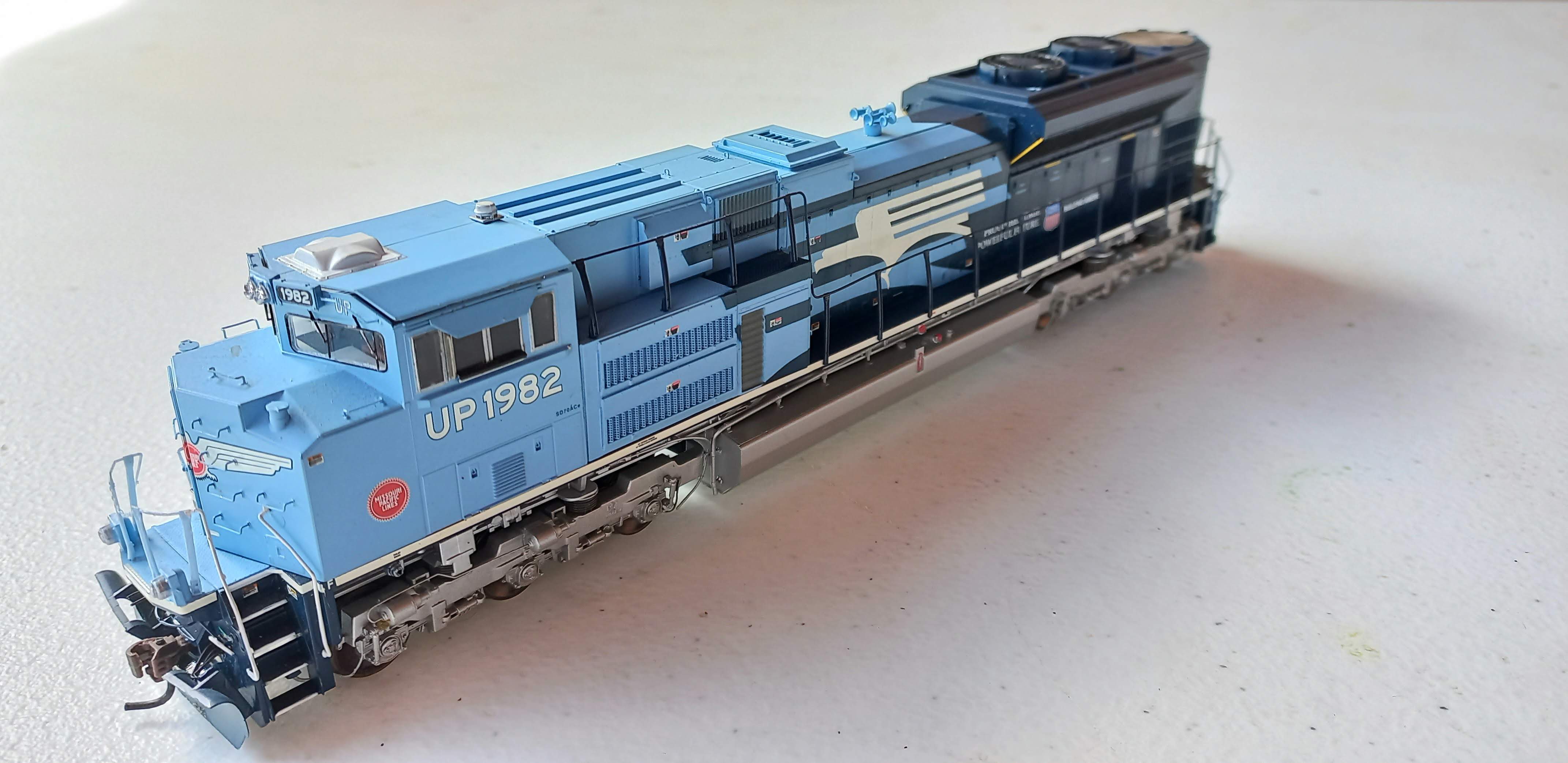 * Athearn - Locomotiva  HO G2 SD70ACe, UP/MP/Heritage Repainted #1982 - SEMI NOVA SEM CAIXA