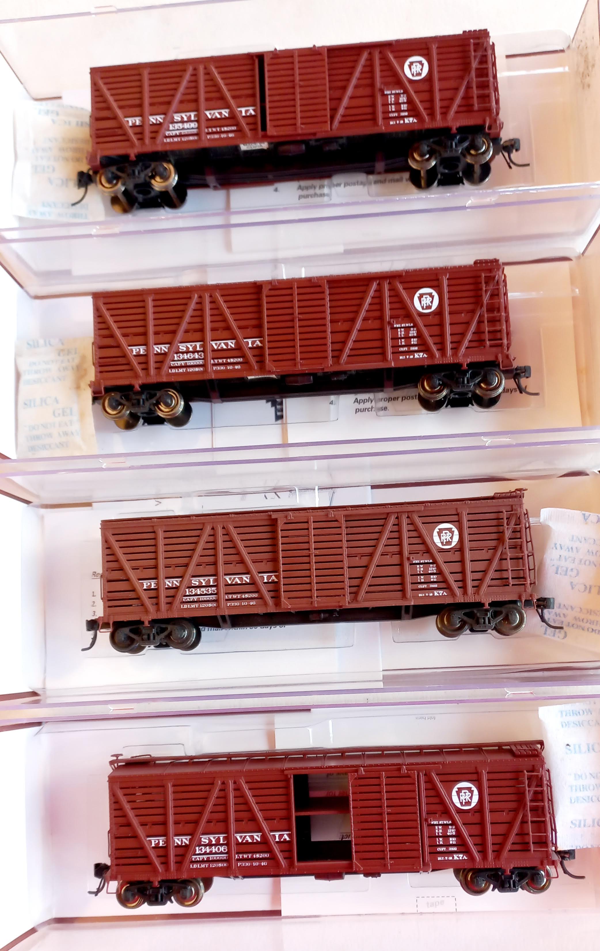 Broadway Limited 868- Conjunto  com 4 Vagões Stock Car  Pennsiyvania  escala HO -  A #134406 - B#134535 - C #134643 - D#135499