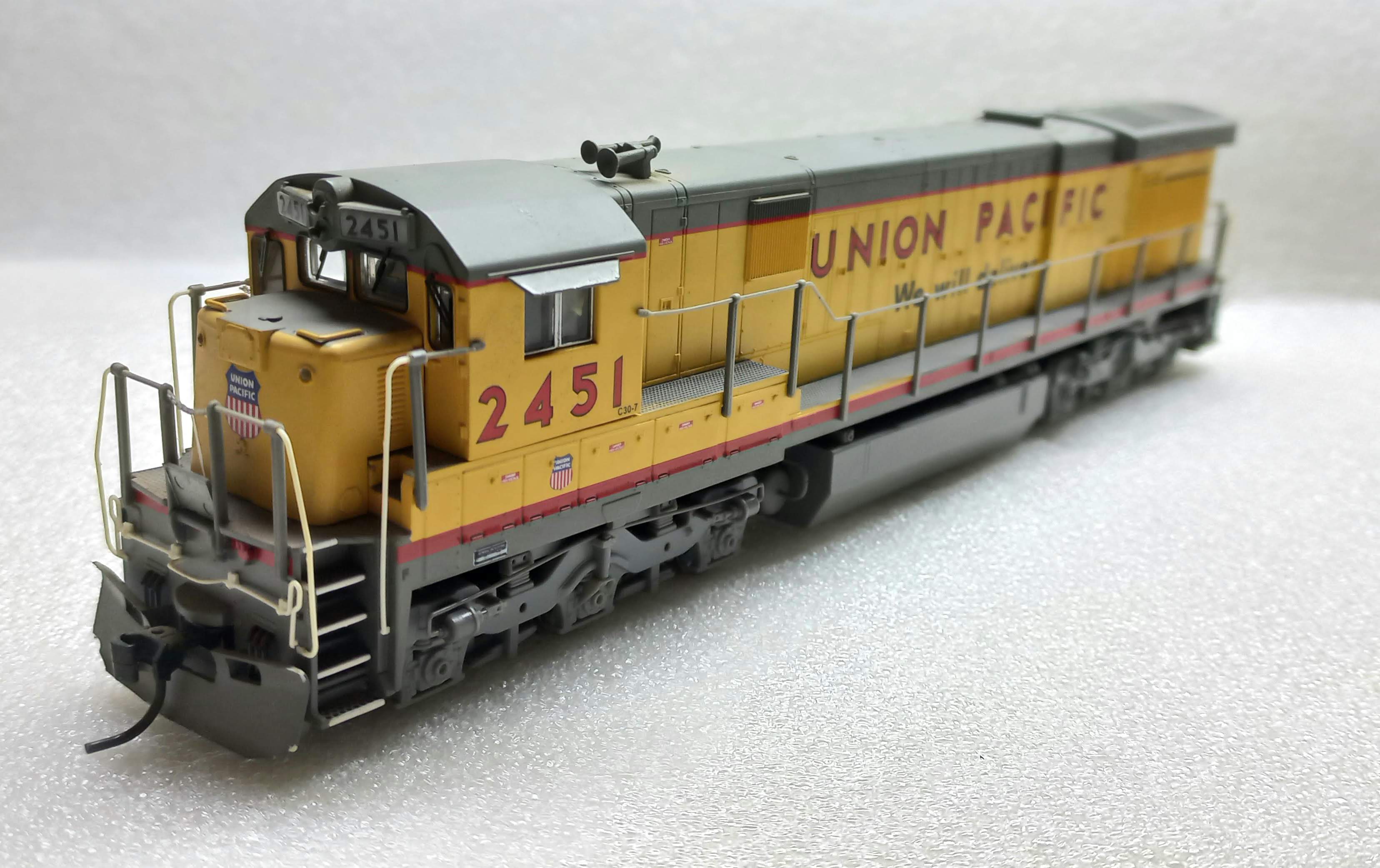 HO BROADWAY LIMITED 5050 LOCOMOTIVA  SEMI NOVA GE C30-7 UNION PACIFIC UP # 2451 DCC & SOM - SEM CAIXA