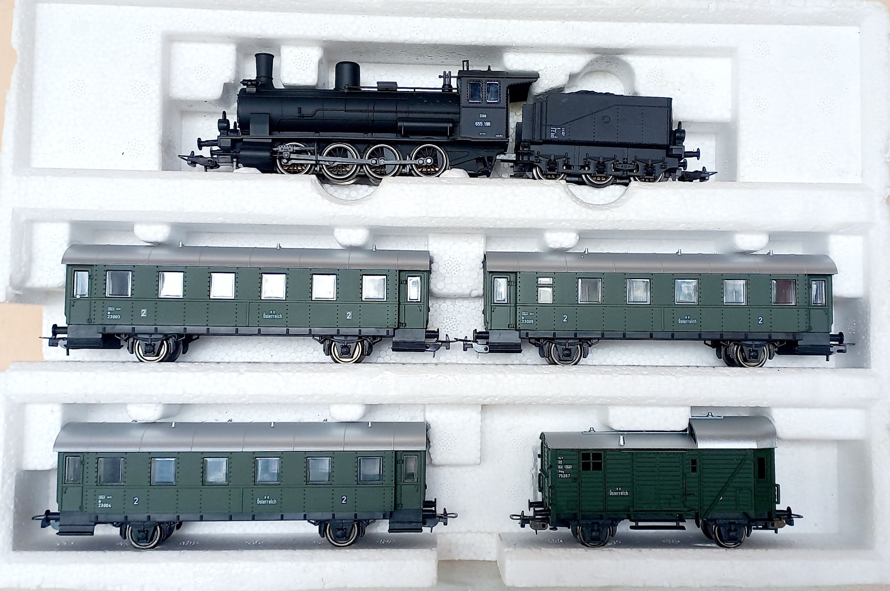Piko - Conjunto de Locomotiva 0.8.0 OBB #655.196 + 3 Carros de Passageiros 2° Classe e 1 Vagão Bagagem