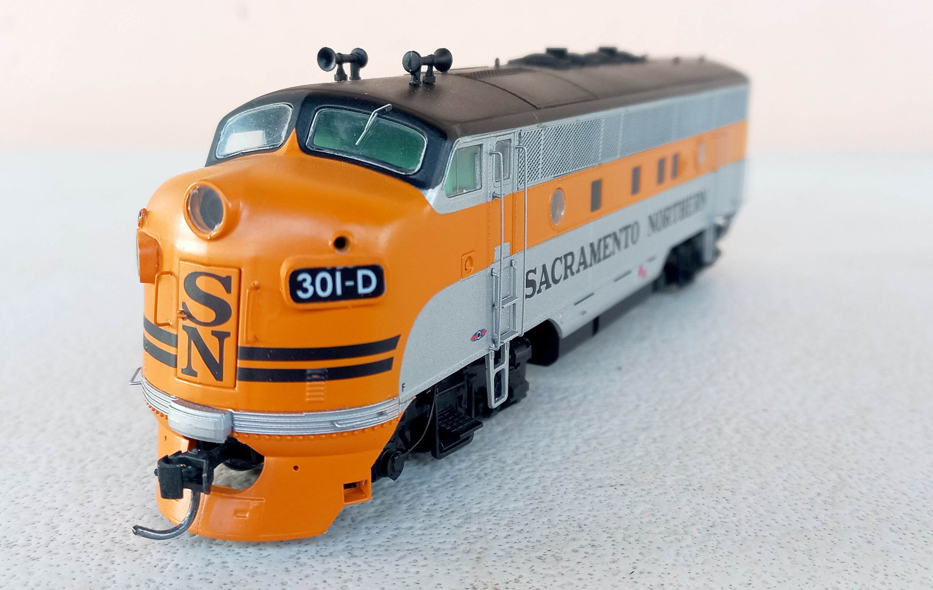 Intermountain  - Locomotiva EMD F3A - Sacramento Northern  # 301-D com DCC de Movimento SEMI NOVA 