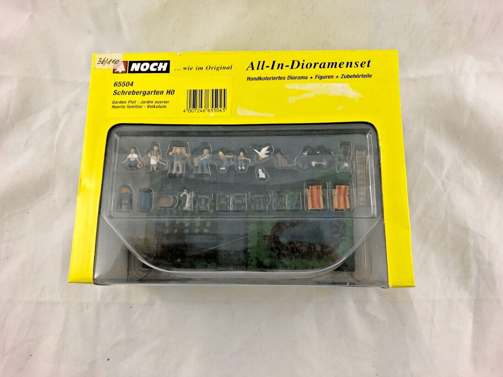 Conjunto de diorama completo com figuras e acessórios -- Garden Plot 6-11/16 x 4-3/4 x 5/8" 17 x 12 x 1,5 cm