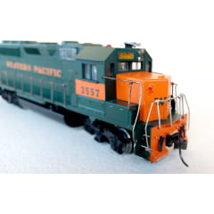 Athearn - Locomotiva GP 40-2 Western Pacific #3557  Revisada com Engate Kadee