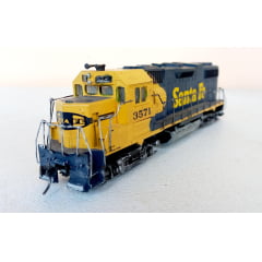 Athearn - Locomotiva EMD GP 38-2 Santa Fé #3571 com engate Kadee