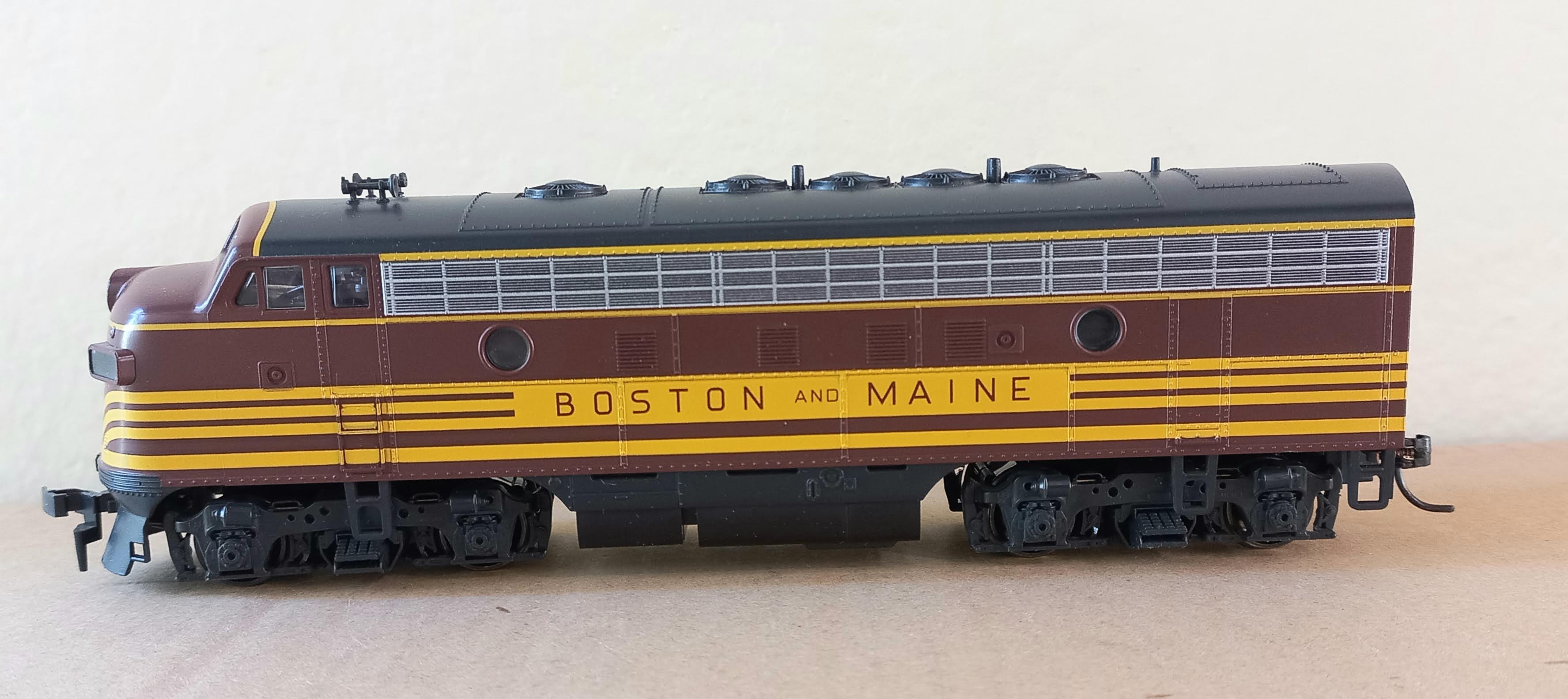 Stewart hobbies Kato - Locomotiva F3A Boston and Maine (Semi nova)