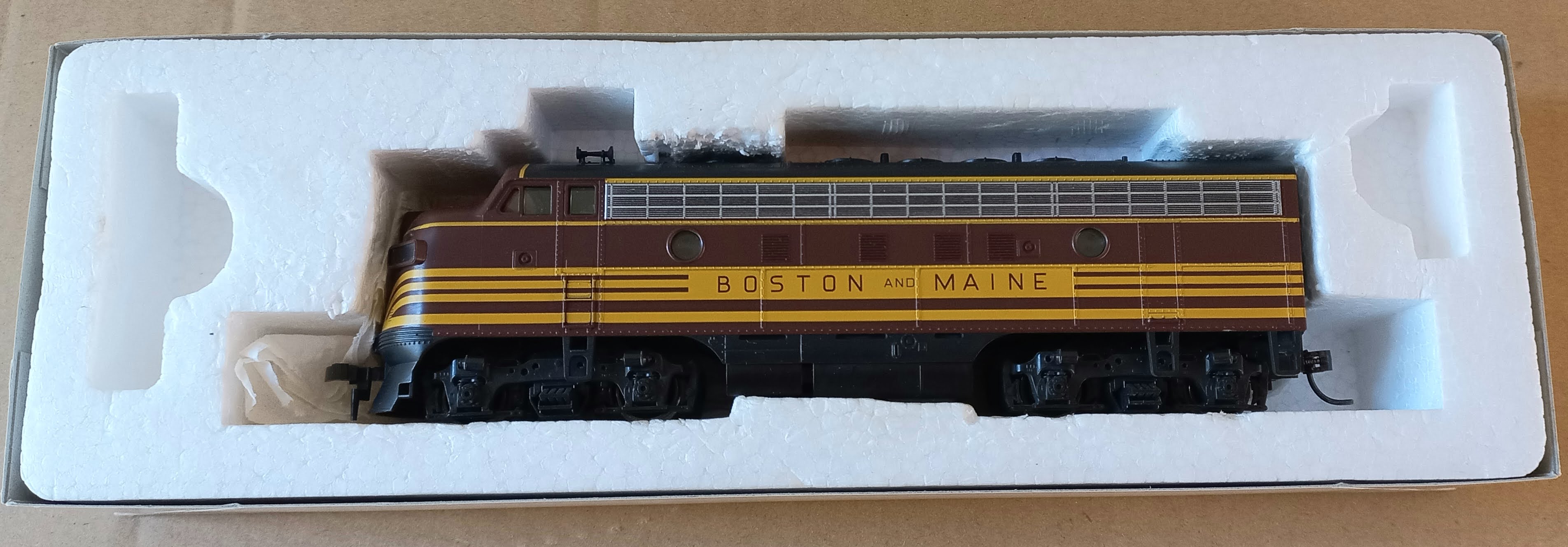 Stewart hobbies Kato - Locomotiva F3A Boston and Maine (Semi nova)