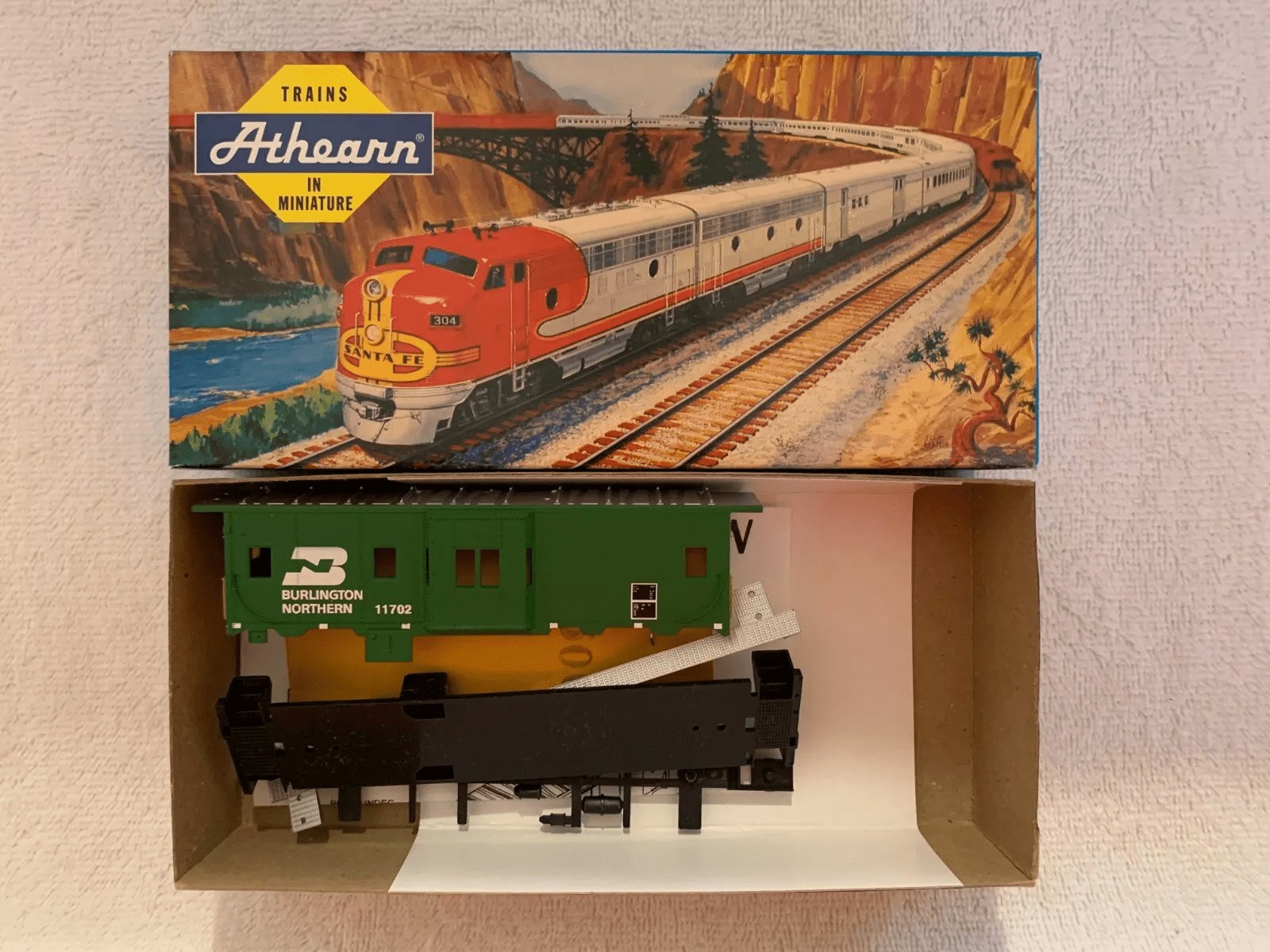 Athearn 1165 - Kit  vagão caboose  escala HO Burlington Northern Bay  #11702-