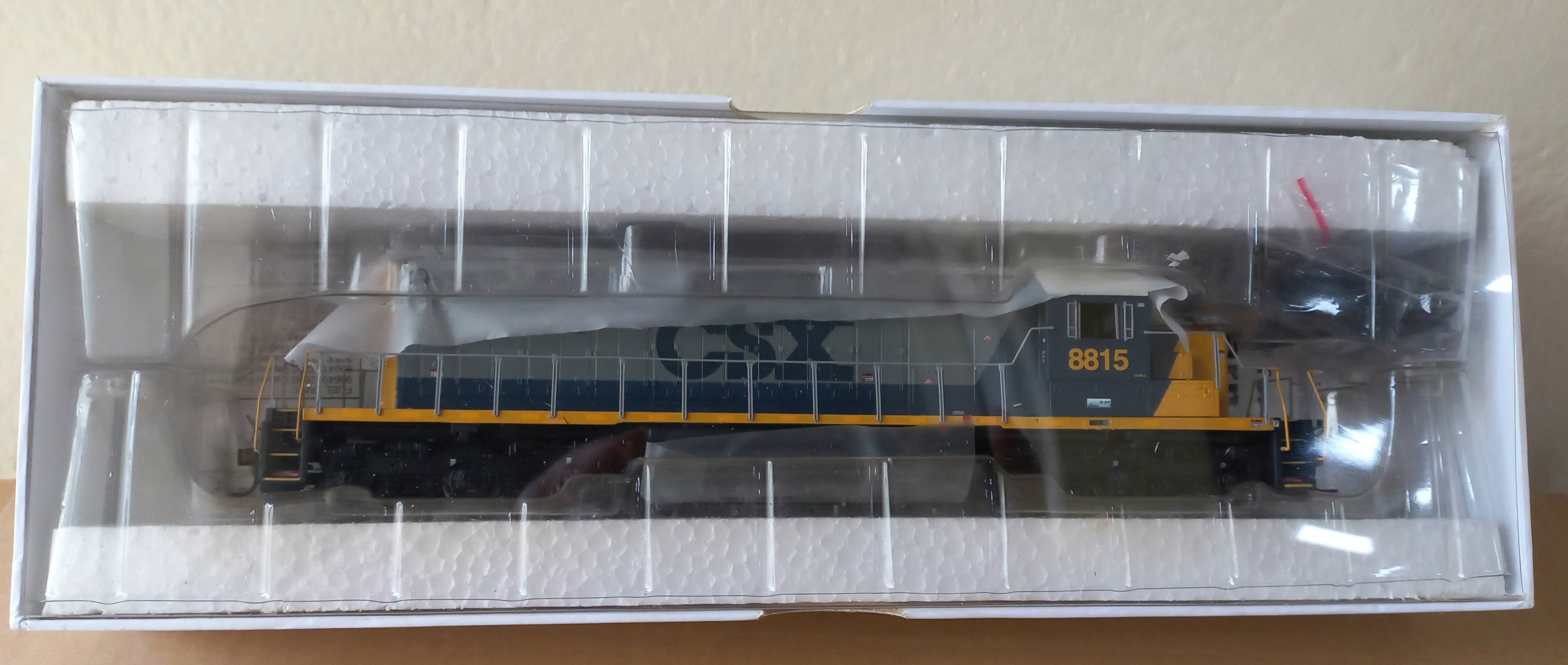 Athearn 95186- Locomotiva SD40-2 CSX #8815