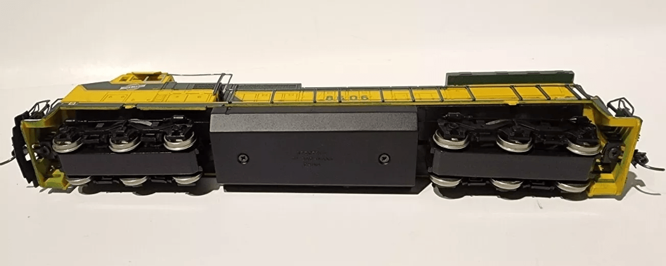 Bachmann Spectrum HO 86022 - Locomotiva GE DASH 8-40CW DIESEL Chicago & North Western #8606