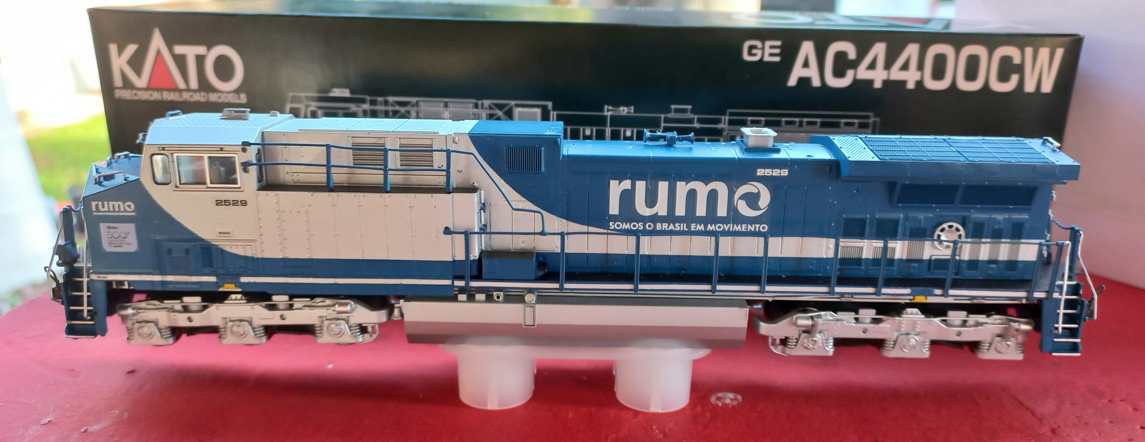 Locomotiva AC4400CW Kato- Rumo (Somos o Brasil em Movimento) #2529 preparada pra DCC